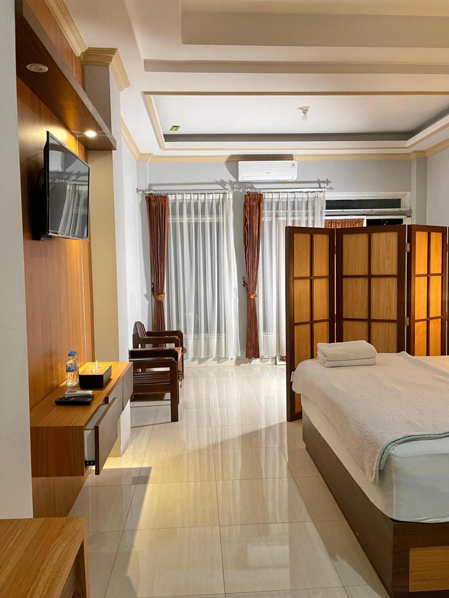 Wesbobo Inn Solo Surakarta (Solo) Exterior foto
